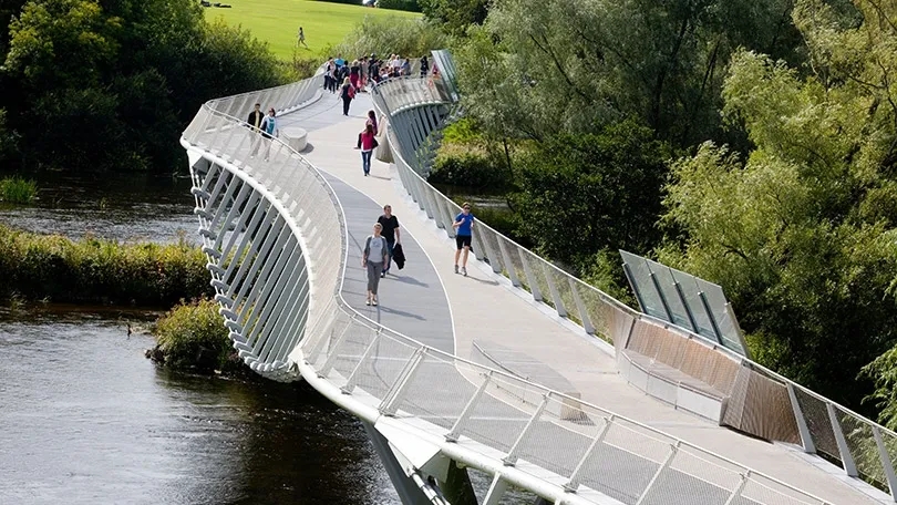 .利莫瑞克大学建有爱尔兰最长的人行桥，这座名为“Living Bridge”的桥也是全欧洲最长人行桥之一.webp.jp